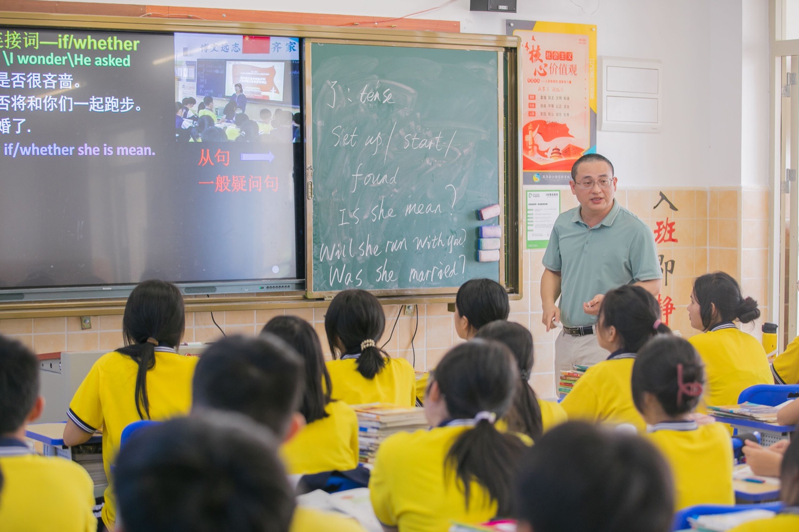 Profesor impartiendo una clase de idiomas ante un grupo de estudiantes