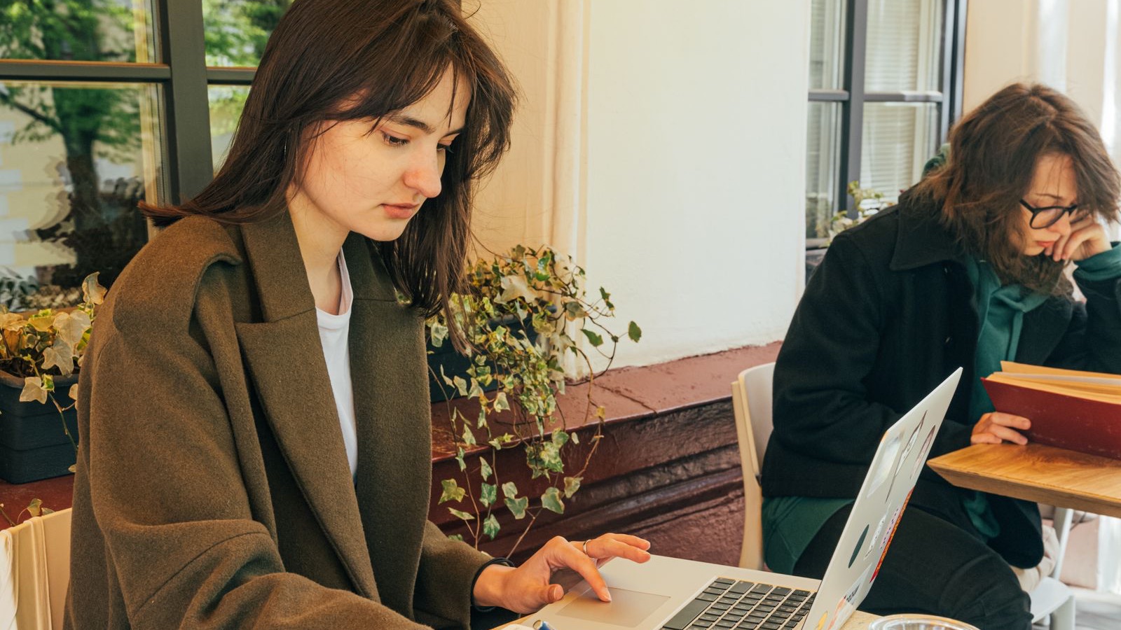 Estudiante trabajando con un ordenador durante sus estudios