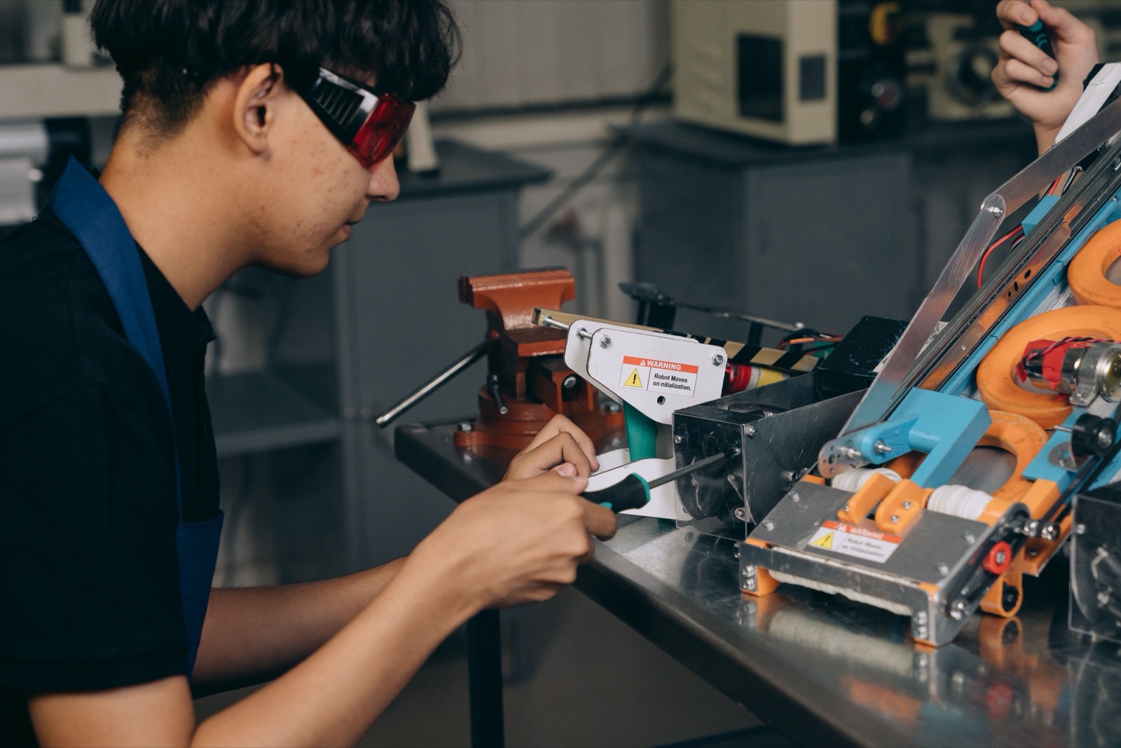 Adulto joven trabajando con electrónica en un taller de formación técnica