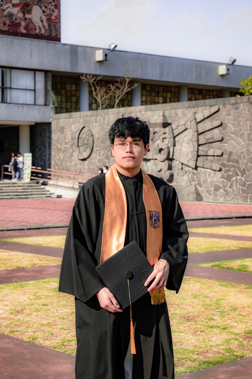 Estudiante universitario celebrando la finalización de sus estudios
