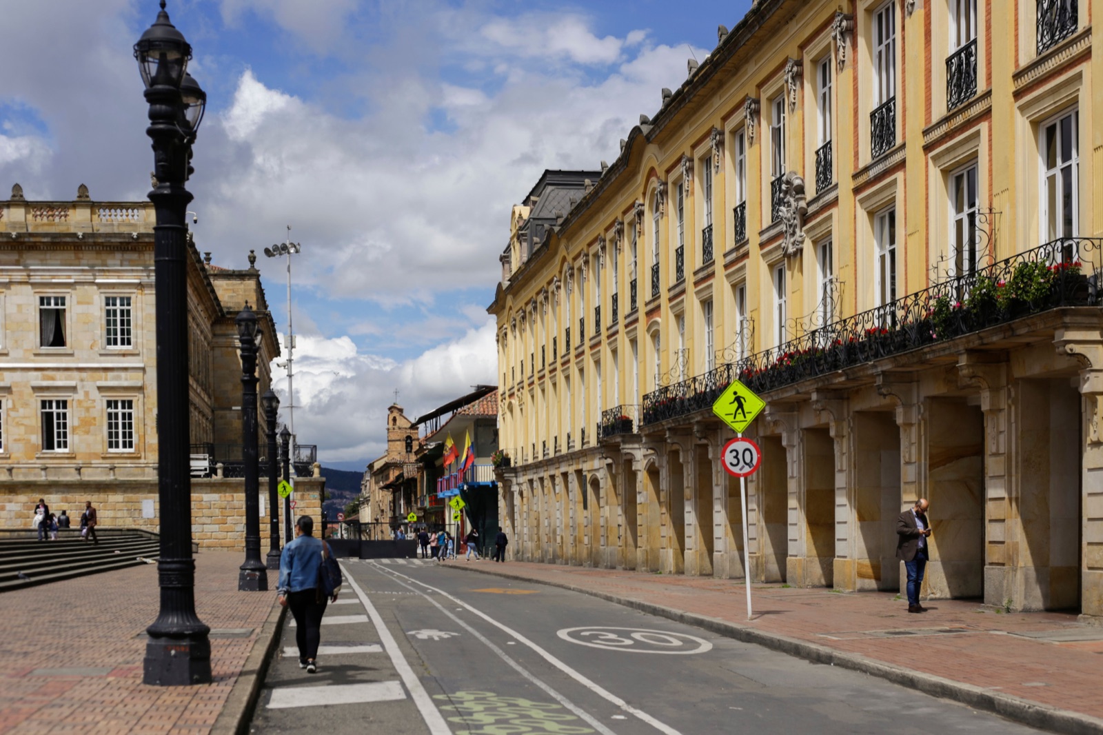 Calle histórica de Bogotá, Colombia, con edificios y peatones