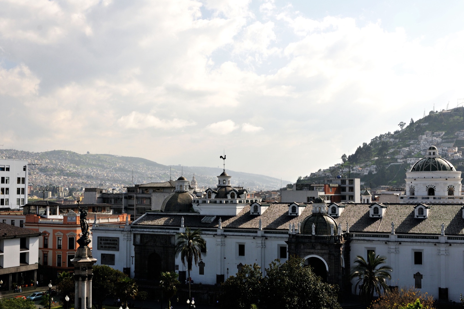 Vista panorámica de la arquitectura histórica de Quito, Ecuador