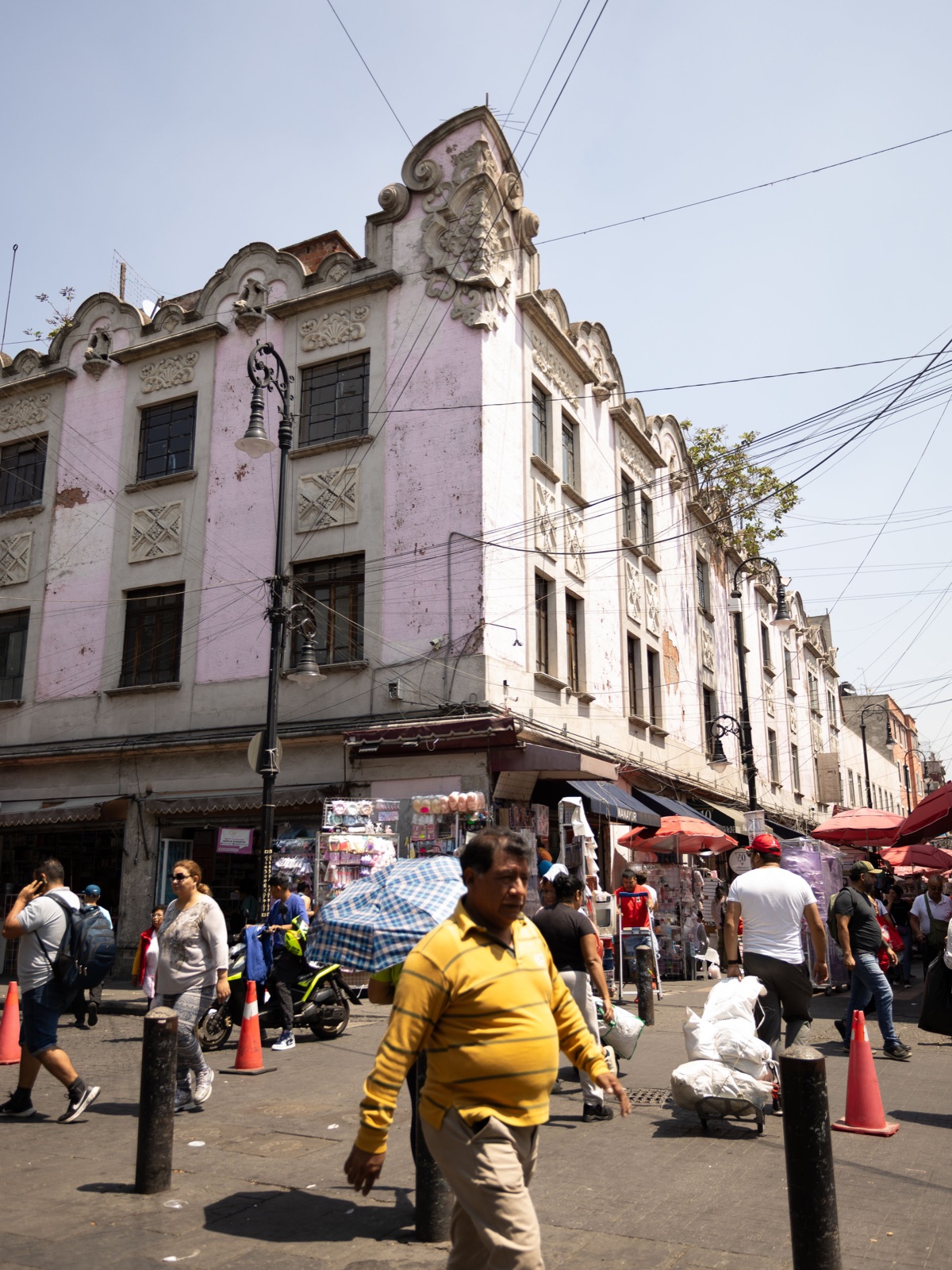 Calle concurrida del centro histórico de Ciudad de México